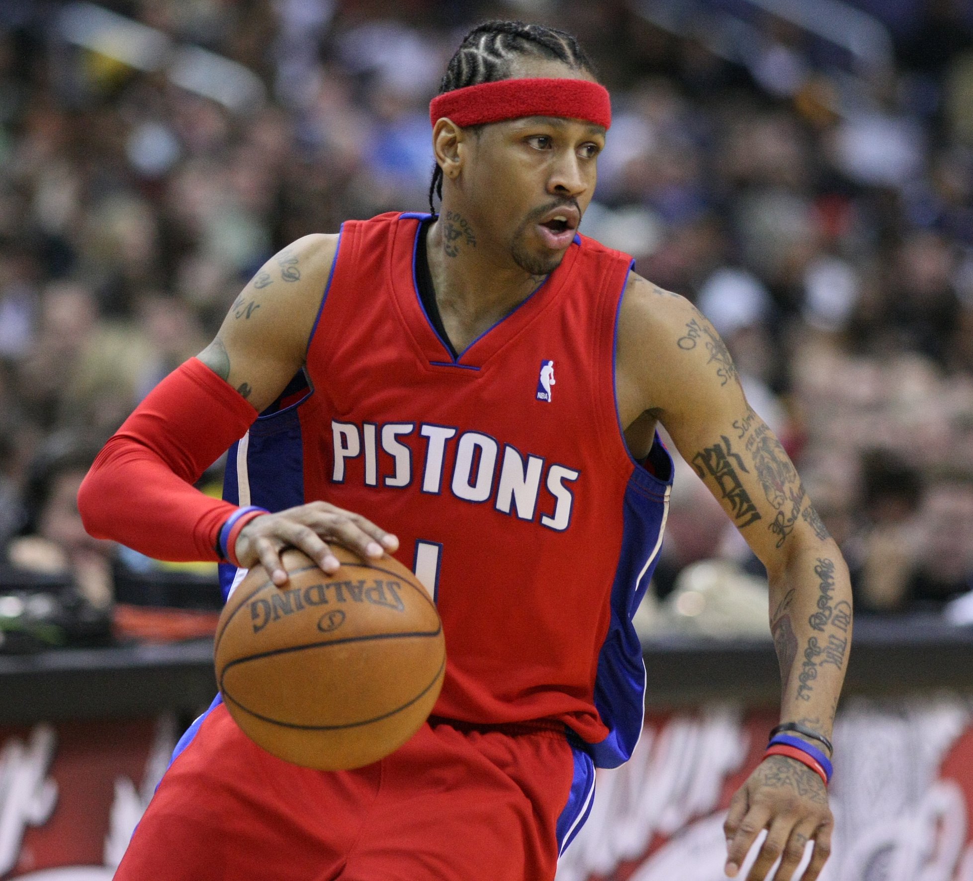 Allen Iverson with Shooter Arm Sleeve at Bench-Crew